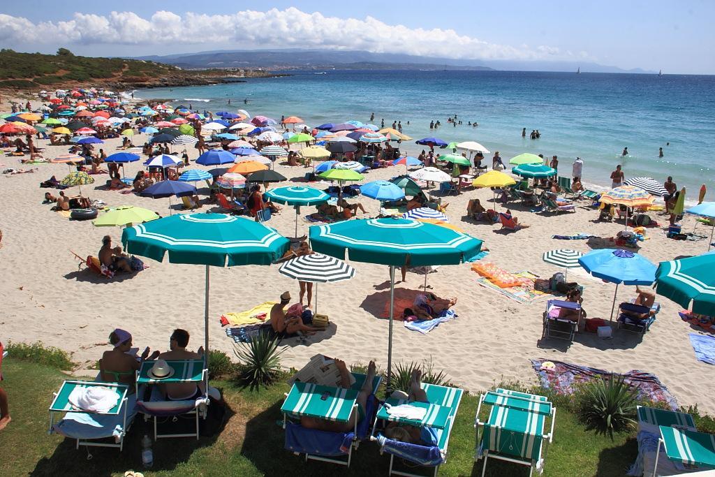La spiaggia delle Bombarde, ad Alghero, in una foto d'archivio