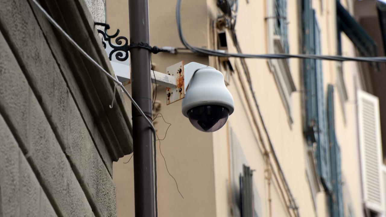 Una telecamera di sorveglianza (foto Silvi)