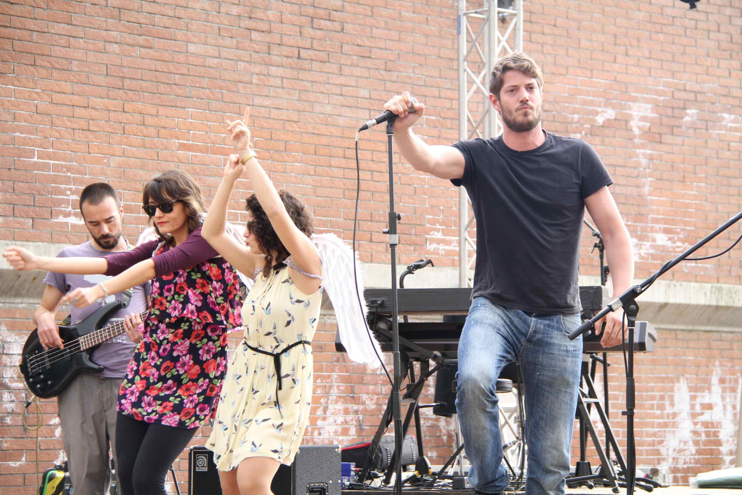 Una band suona in una passata edizione di “Bomba libera tutti”