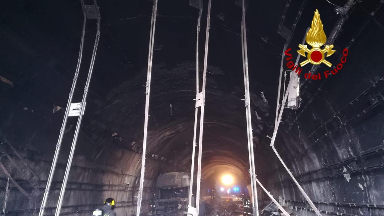 Incendio in galleria sulla E45: bruciano tre camion