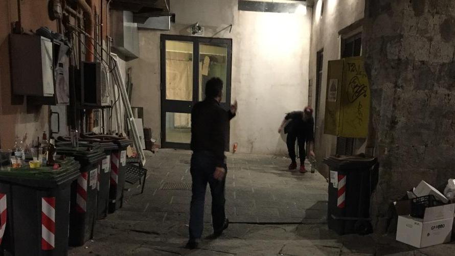 Dario De Nigris mentre allontana un giovane che stava per fare pipì in vicolo delle Donzelle