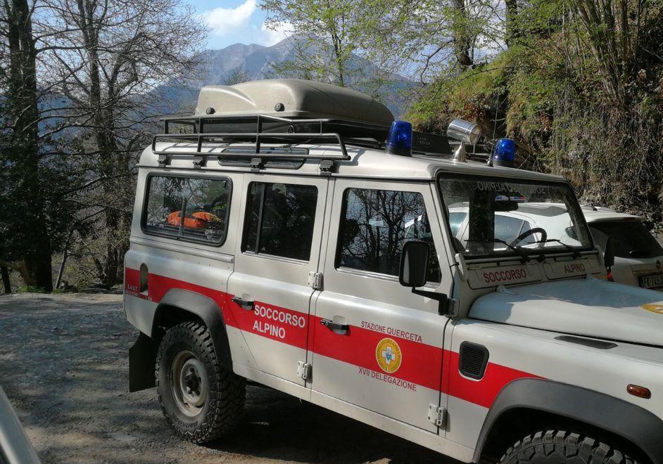 Fa un volo di 15 metri, salvata con l’elicottero 