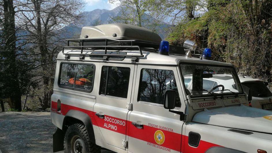 Fa un volo di 15 metri, salvata con l’elicottero