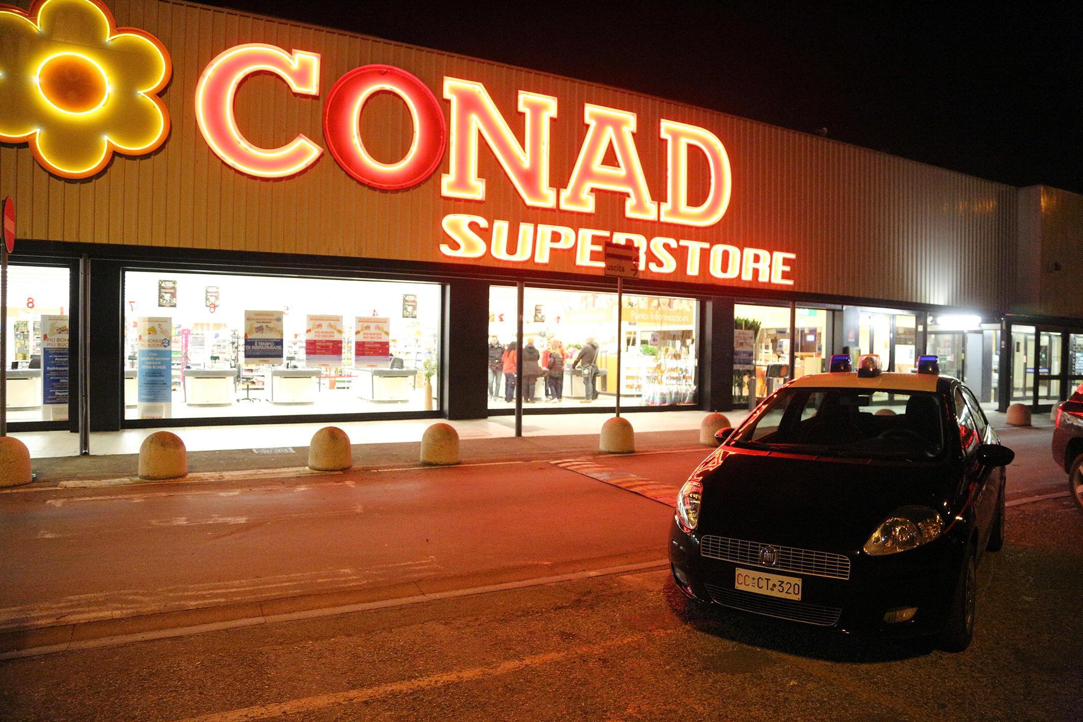 Carabinieri davanti al supermercato Conad di Pieve a Ripoli (foto d'archivio)