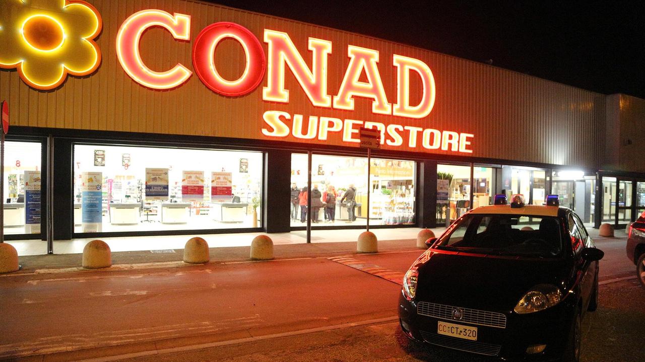 Carabinieri davanti al supermercato Conad di Pieve a Ripoli (foto d'archivio)