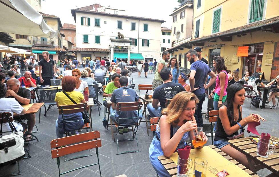 No a sexy shop e kebab, insegne in caratteri latini in centro a Pistoia 