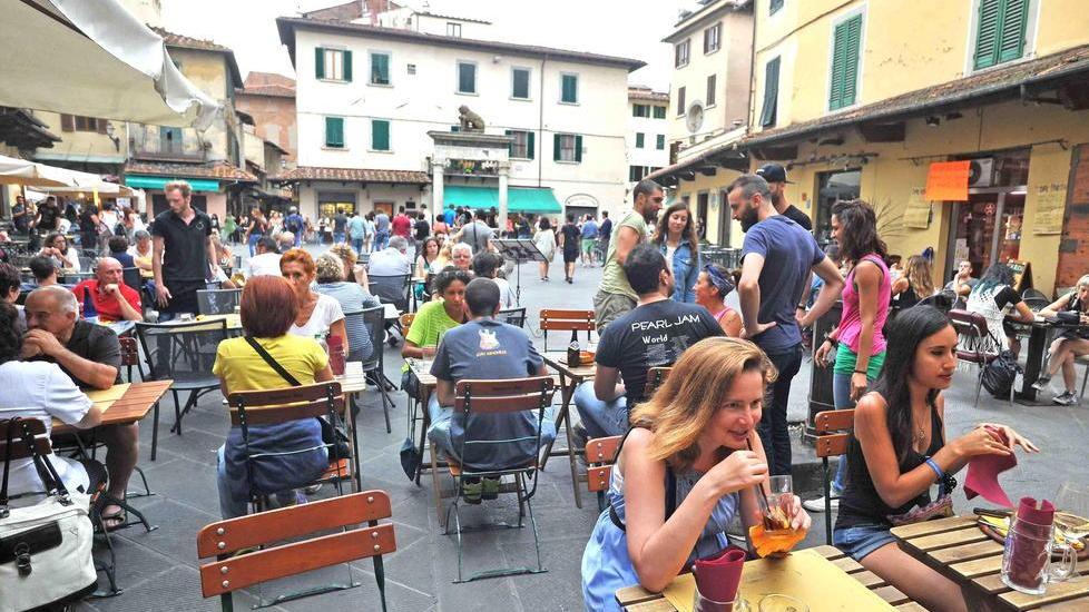 No a sexy shop e kebab, insegne in caratteri latini in centro a Pistoia
