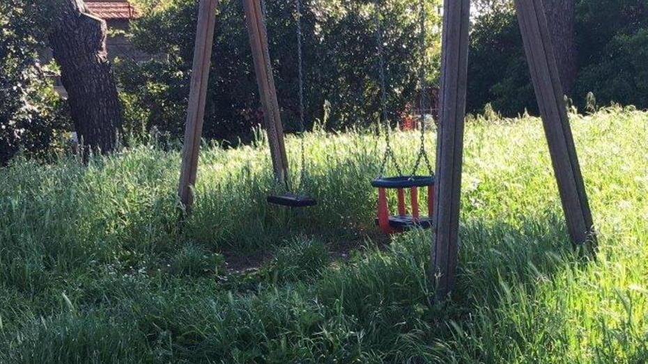 Parco giochi sommerso dall’erba, le richieste delle famiglie