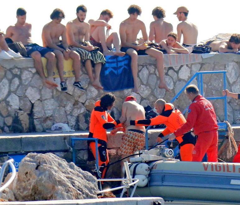 Si lussa una spalla tuffandosi in mare