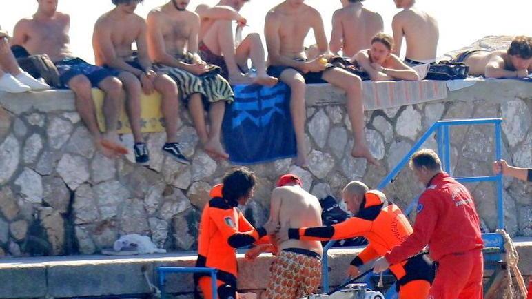 Si lussa una spalla tuffandosi in mare