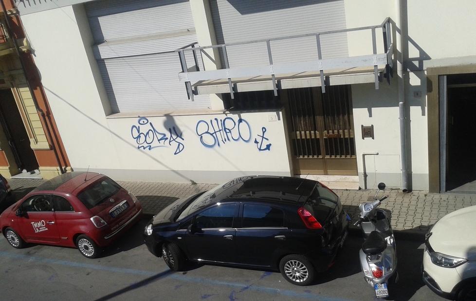 Vandali in azione sporcano le case con la vernice