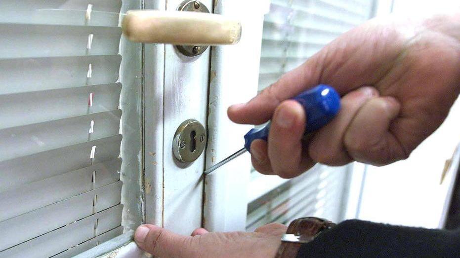 Il vicino chiama i proprietari e sventa furto in villa