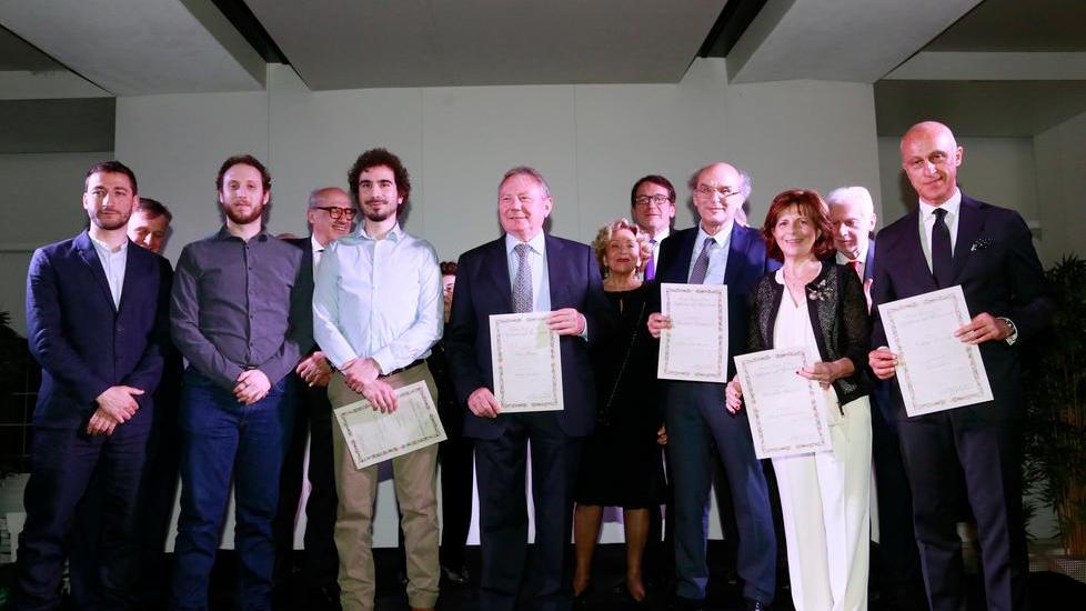 Un premio a genio e solidarietà