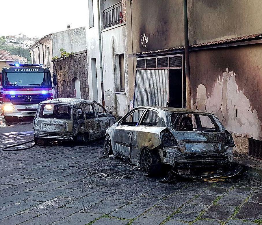 Ittiri, bruciano 2 auto e un garage 