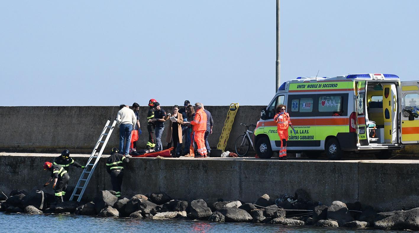 Cade dal muraglione e muore annegato 
