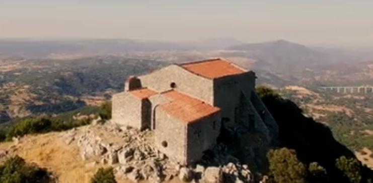Restauro con l’elicottero per il santuario di Gonare 