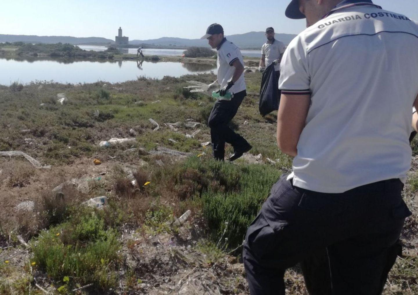 Pulizie a Cala Saccaia, partecipa anche la Capitaneria