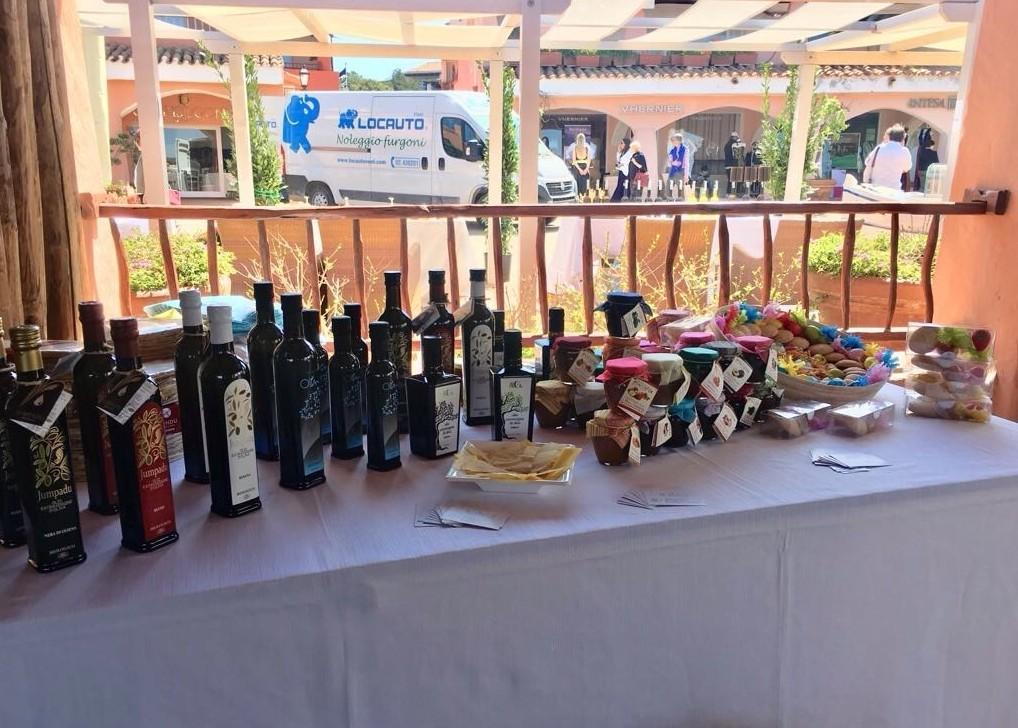 Piatti e calici in piazzetta Mirtò colora Porto Cervo 