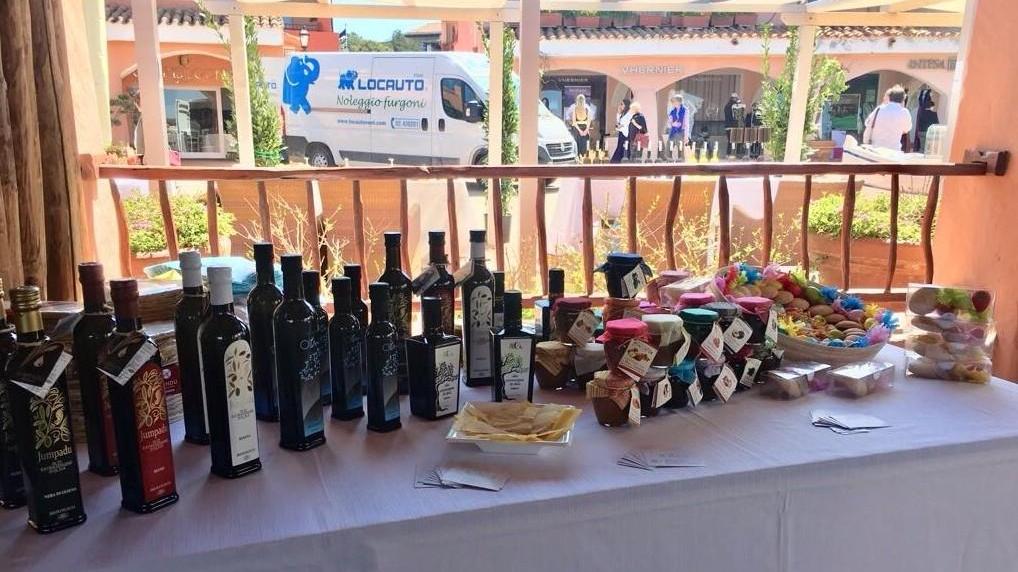 Piatti e calici in piazzetta Mirtò colora Porto Cervo