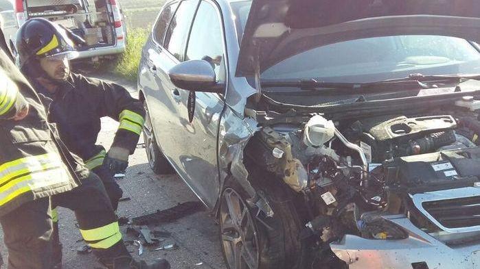 Violento frontale fra due auto Tre ragazzi feriti