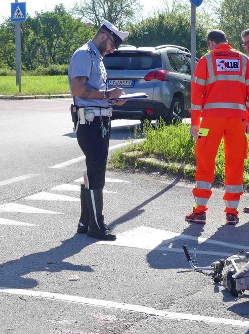 Anziano sbalzato dalla bici sulla ciclabile 