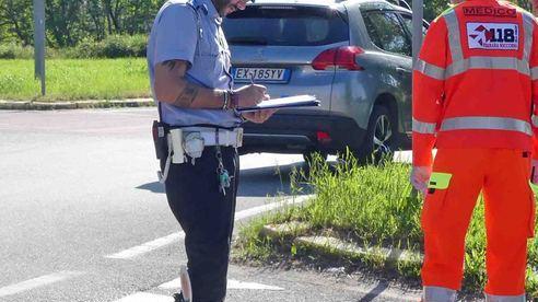 Anziano sbalzato dalla bici sulla ciclabile