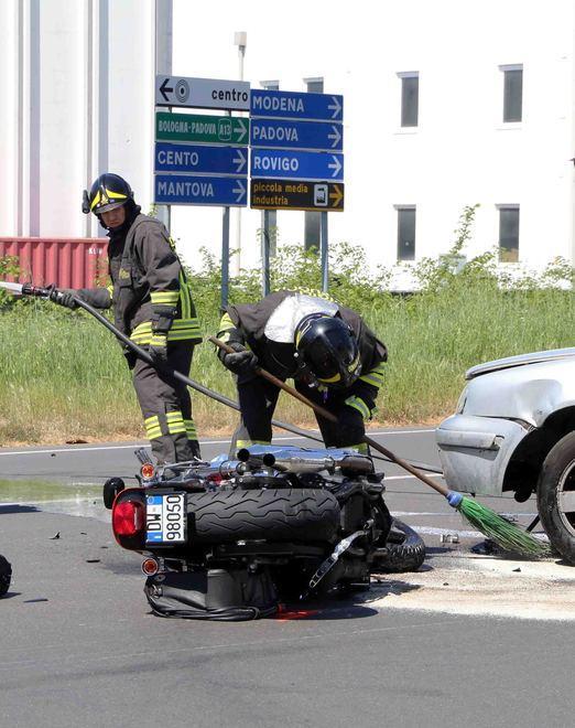 Muore in moto all’incrocio travolto da un’automobile 