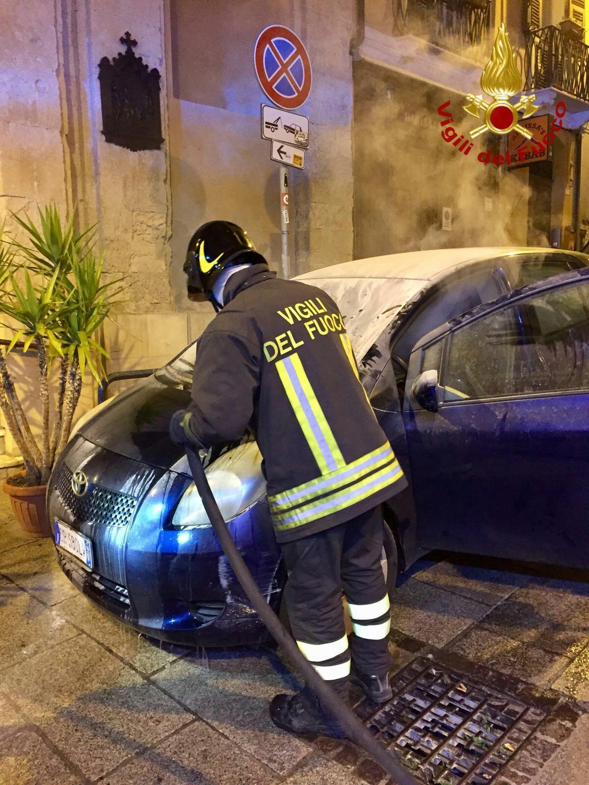 L'intervento dei vigili del fuoco sull'auto incendiata in via Torino (foto Rosas)