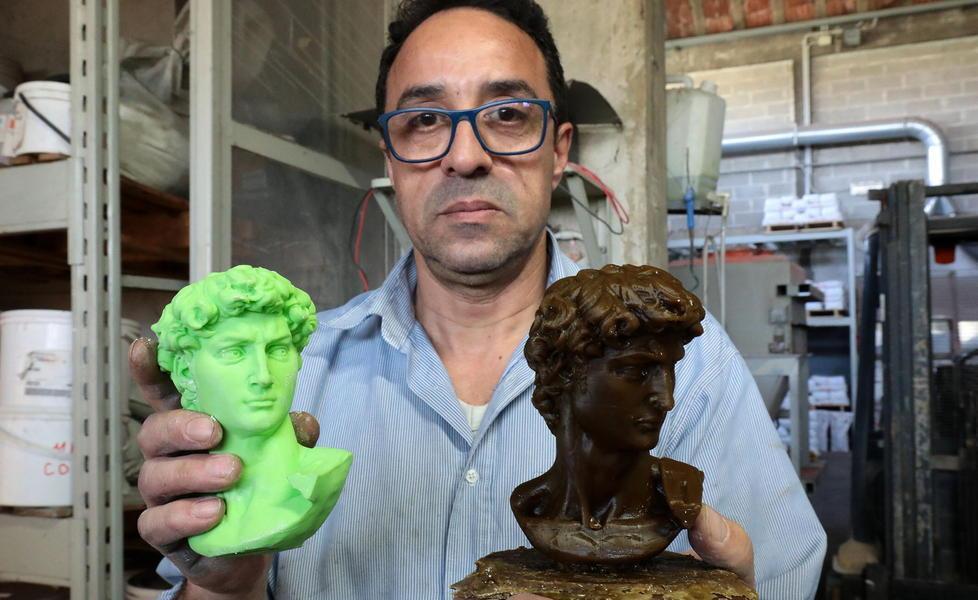 A sinistra il nuovo tipo di modello stampato in 3D e a destra quello classico, fatto in cera