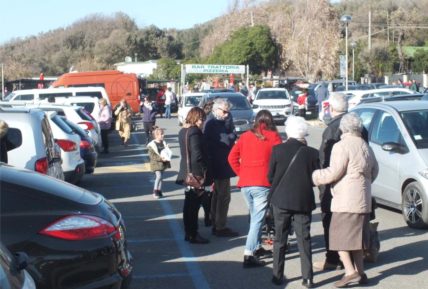 Già a Pasqua 2018 parcheggi pienissimi nel  Golfo di Baratti (foto Paolo Barlettani)