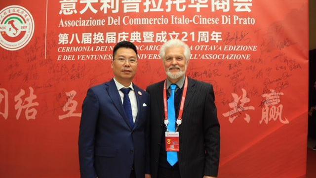 Zhou Rong Jing con l’ex sindaco di Carmignano Doriano Cirri (foto Sproviero-Batavia)