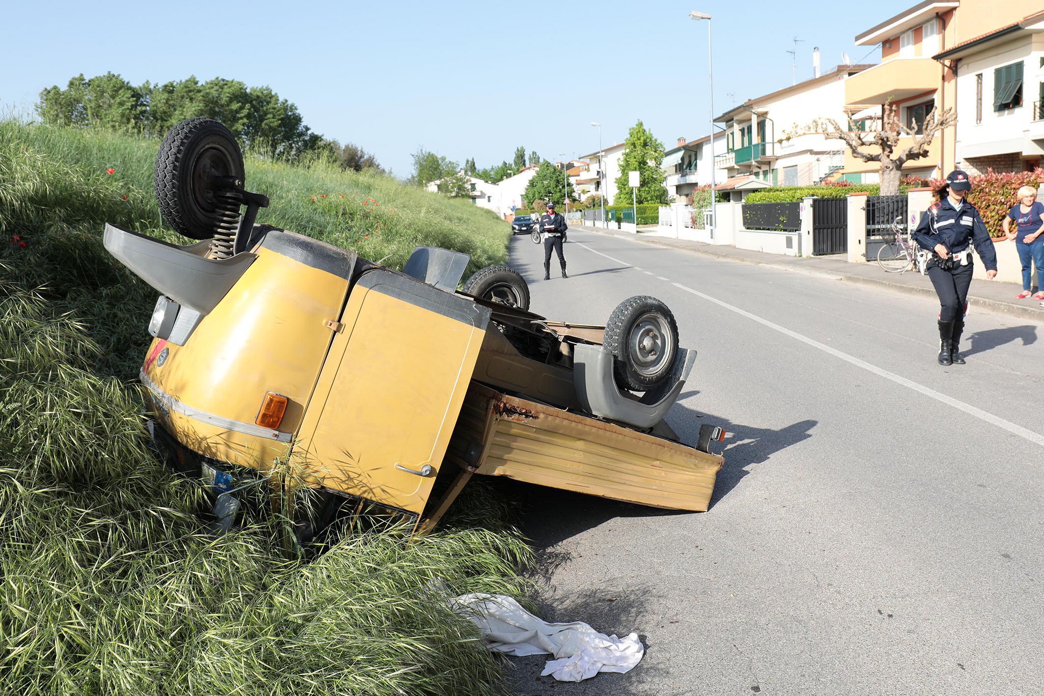 L’Ape Piaggio ribaltato con l’intervento dei vigili (foto agenzia Carlo Sestini)