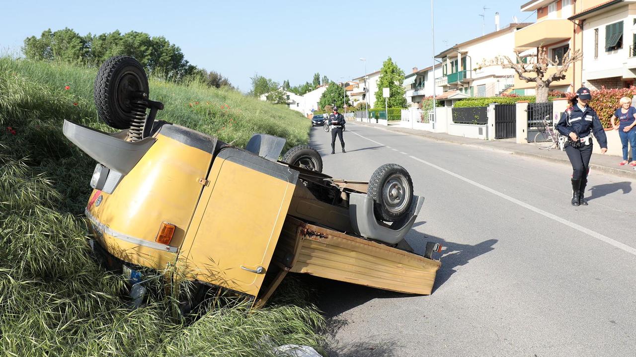 L’Ape Piaggio ribaltato con l’intervento dei vigili (foto agenzia Carlo Sestini)