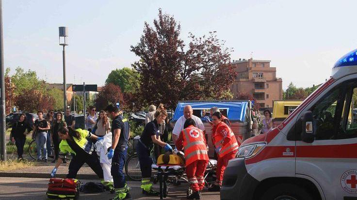 Ciclista cade urtato da un autobus