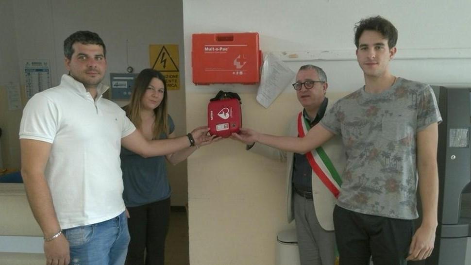 Defibrillatore in dono alla scuola