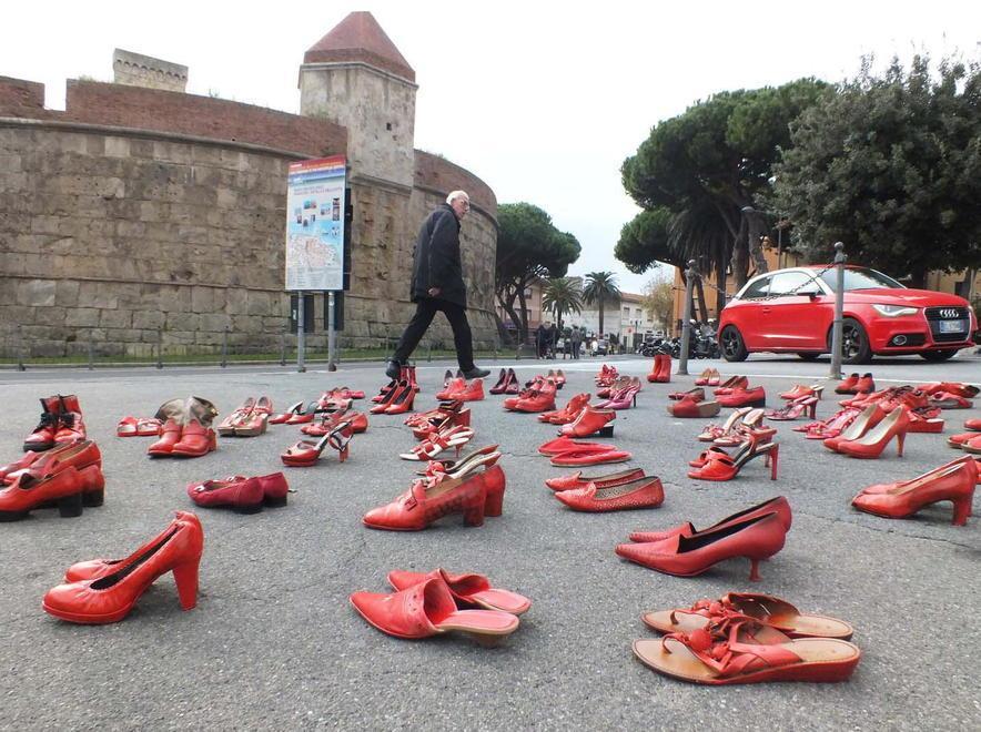 Stalking, ammoniti due uomini 