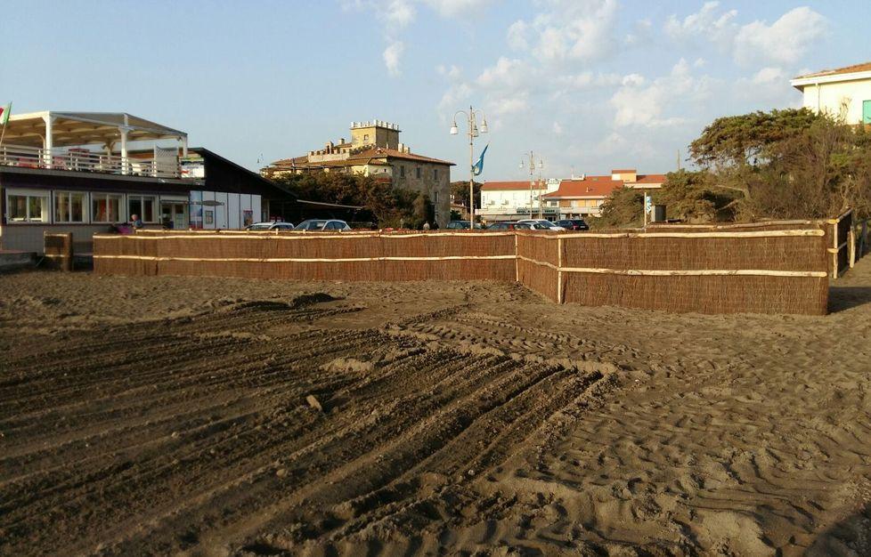 Basta sabbia in piazza del Forte grazie alle barriere frangivento