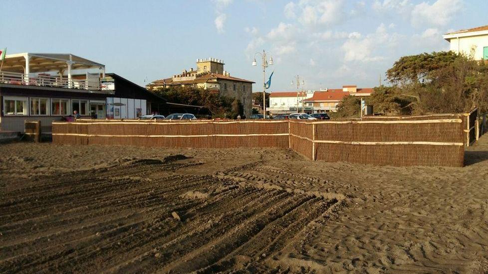 Basta sabbia in piazza del Forte grazie alle barriere frangivento