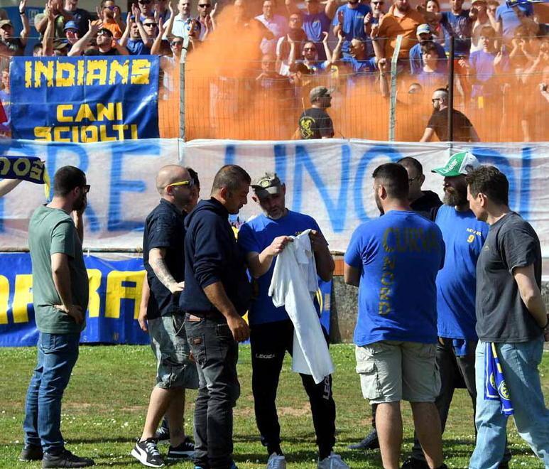 Carrara, bandiere azzurre e anarchiche per Mauri 
