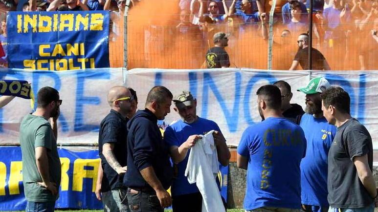 Carrara, bandiere azzurre e anarchiche per Mauri