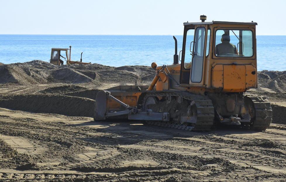 Ruspe al lavoro per pulire la spiaggia