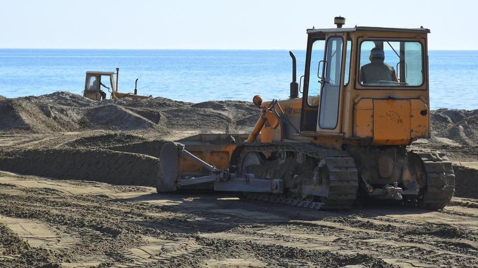 Ruspe al lavoro per pulire la spiaggia