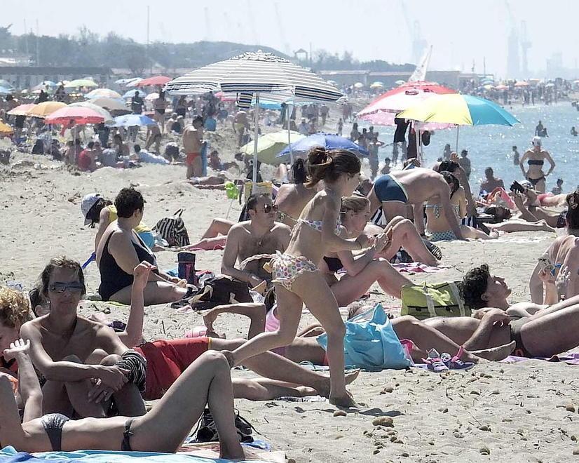 Mare, sole e... divieti Cantieri e bagni limitati 
