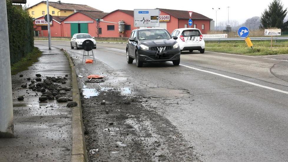 Via Cave di Ramo coperte le buche