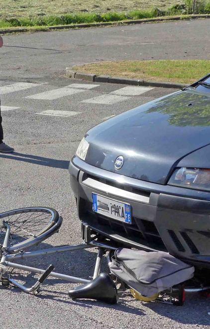 Stazionario l’anziano ciclista travolto da un’automobile