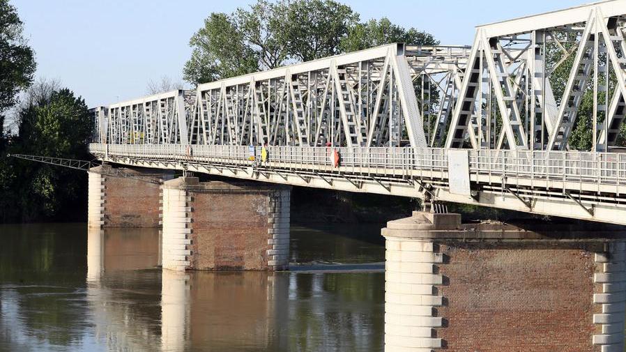 Lavori al ponte: traghetto con viaggi ogni 30 minuti