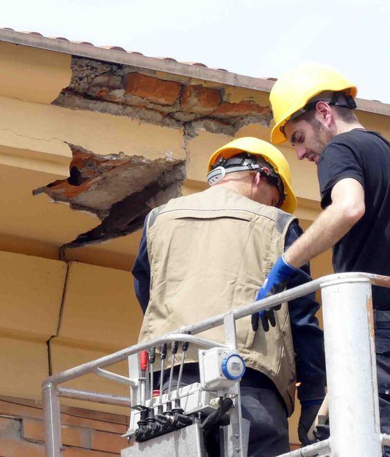 Cadono pezzi di cornicione È allarme alla stazione 