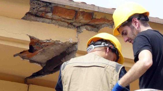 Cadono pezzi di cornicione È allarme alla stazione