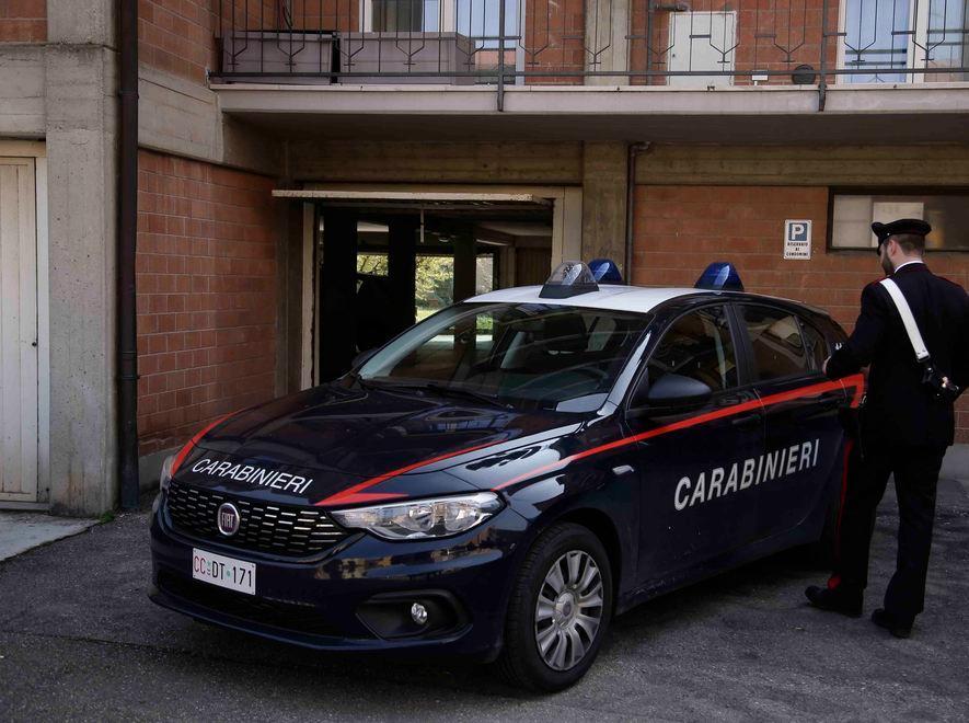 I ladri alla porta mentre sta cucinando 
