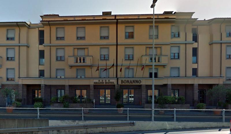 Ubriachi in hotel lanciano cibo e vassoi dalle camere 